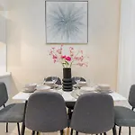 Tamm - Marina Wharf Spacious Apt With Stunning City Views